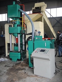 鑫源廠家研發(fā)采用螺旋送料A全自動鋼屑壓塊機(jī)提高效益